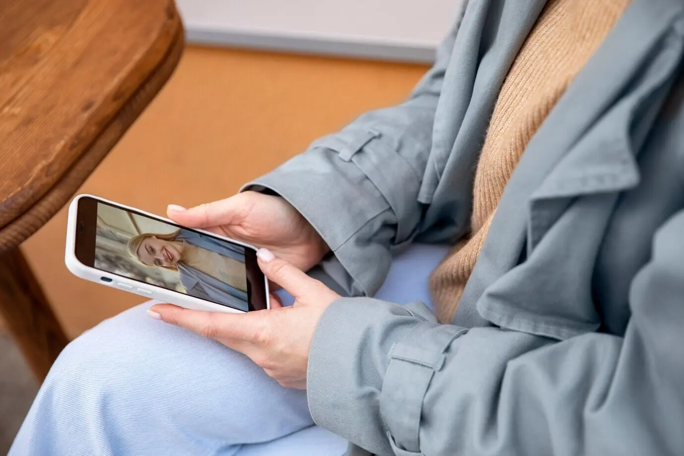 Primer plano de manos sosteniendo un teléfono inteligente.