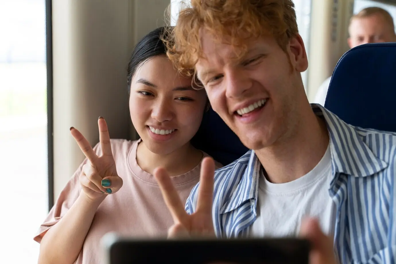 Personas que viajan sin preocuparse por el covid.